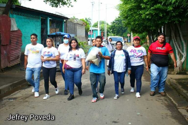 Entregan paquetes alimenticios a madres de héroes y mártires en Managua