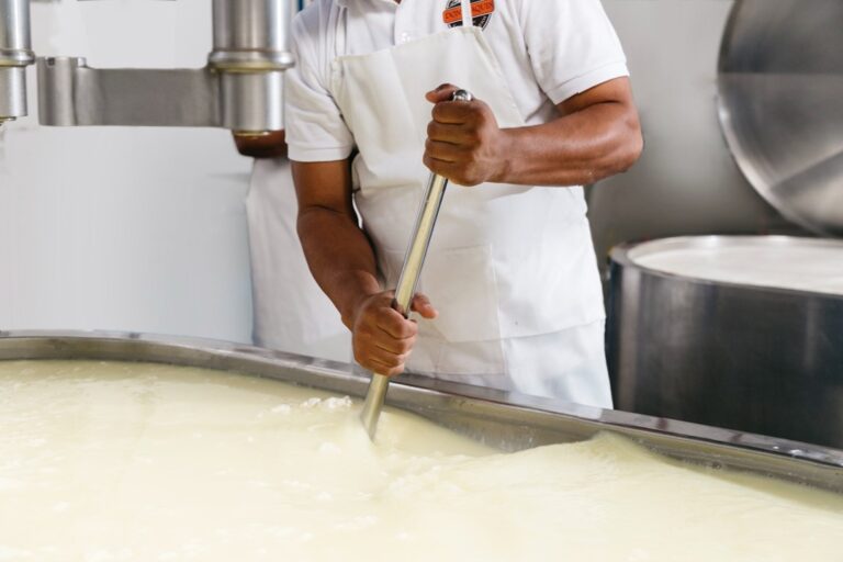 Capacitan a productores lácteos en Granada