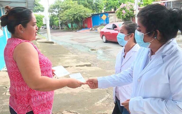 Campaña de reforzamiento de vacuna contra el COVID-19 llega al barrio Bertha Díaz