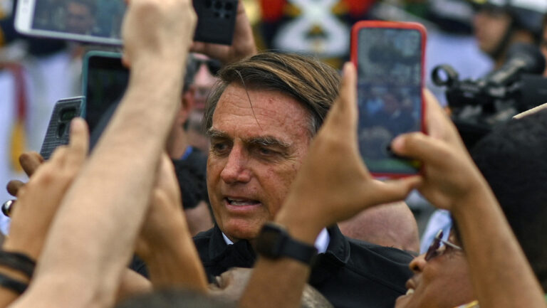 TSE de Brasil multa a Bolsonaro por propaganda electoral anticipada