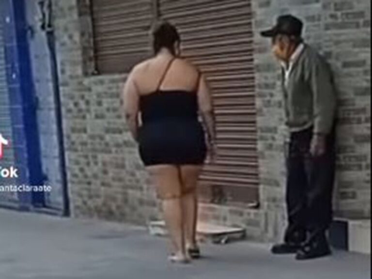 Recibe su pensión y contrata a una sexoservidora