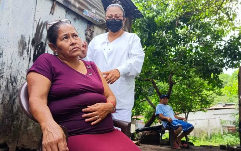 Vacunan contra la Covid-19 a familias de Ticuantepe