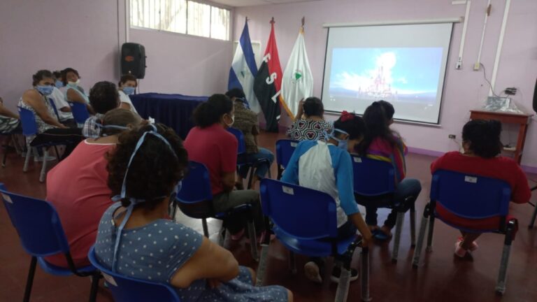 Pacientes del hospital Psicosocial disfrutan de la película “Encantada”