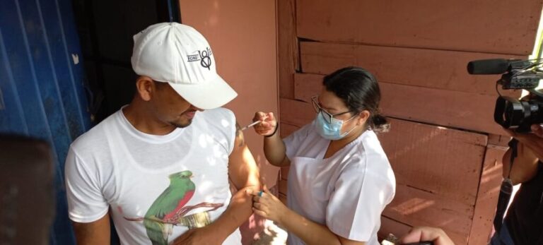 Realizan jornada de vacunación contra el COVID-19 en el barrio Julio Buitrago