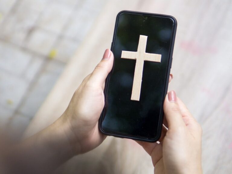 Iglesia vigila los celulares de los creyentes a través de una app