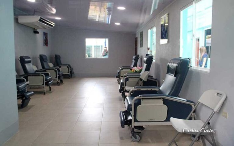 Inauguran sala de espera en el Hospital Manolo Morales