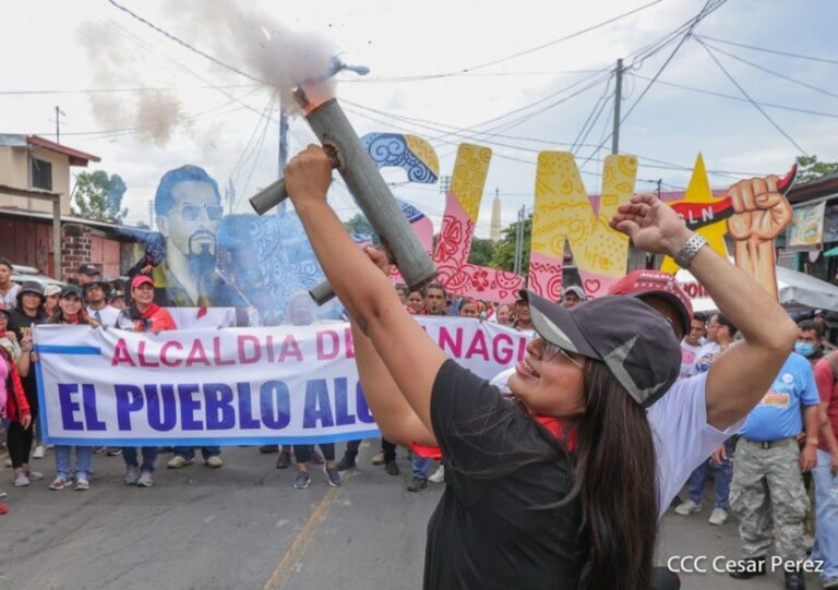 Realizan caminata en saludo a las Fiestas Patrias