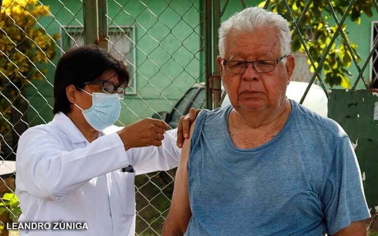 Realizan jornada de vacunación contra el COVID-19 en el barrio Villa Libertad