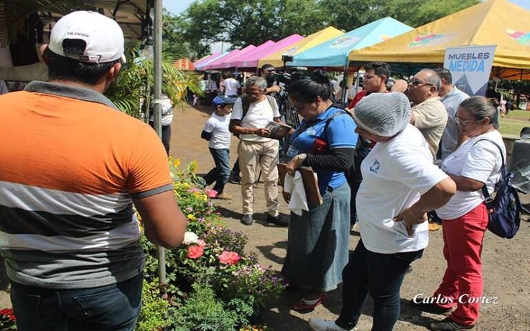 Alrededor de 150 emprendedores participaron en una feria en la Plaza de la Biblia