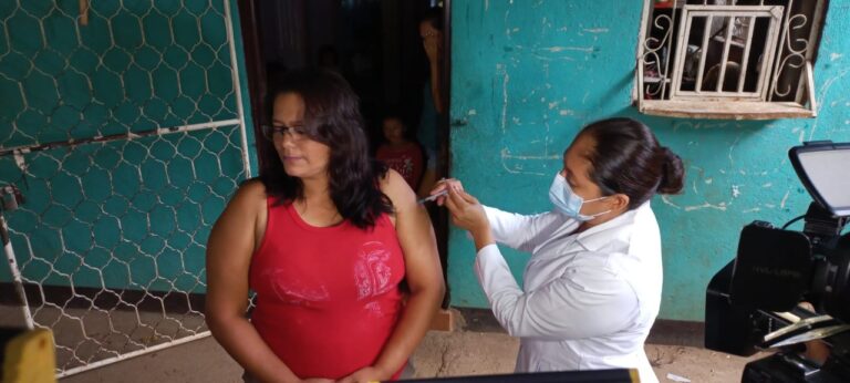 Brigadistas de salud vacunan contra la Covid-19 a familias de Pochocuape