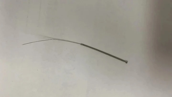 Encuentran una aguja en el pene de un niño