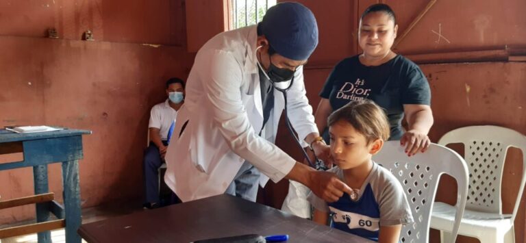 Familias del reparto España se atienden en Feria de la Salud