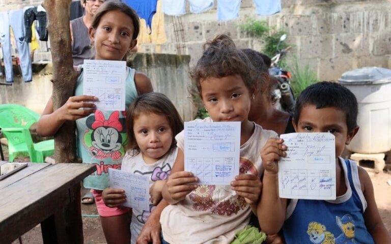 Vacunan contra la covid a familias de Xiloá