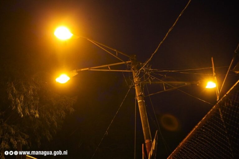 Inauguran alumbrado público en el barrio Edgar Munguía