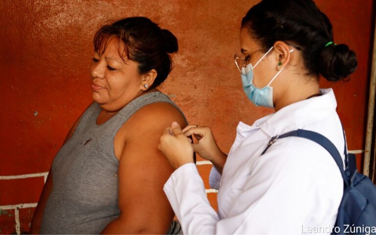 Jornada de vacunación casa a casa en el Batahola Sur