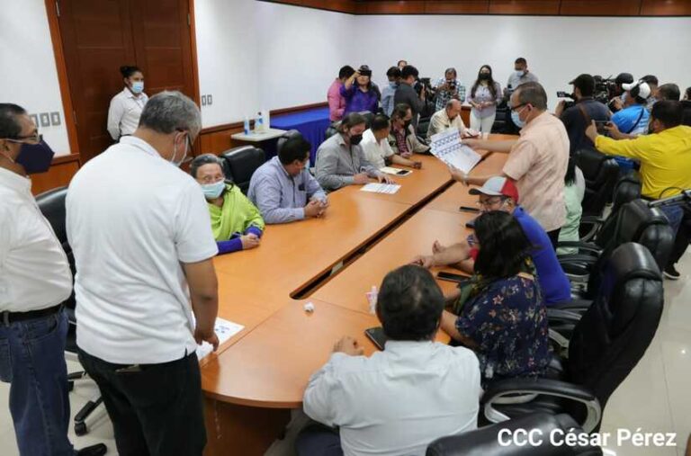 Revisan y aprueban boletas electorales en Nicaragua