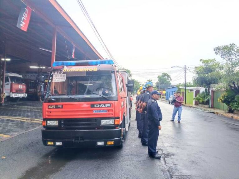 Envían dos camiones de bomberos a nueva estación en El Almendro