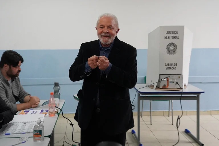Lula da Silva ejerce su derecho al voto en Brasil