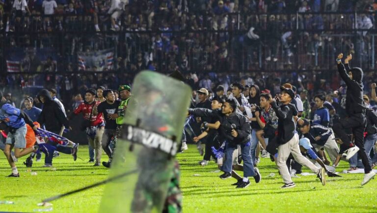 Más de 100 fallecidos durante disturbio en partido de fútbol en Indonesia