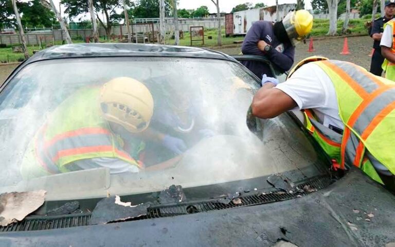 Preparan a nuevos miembros de la Academia de Bomberos para atender a las familias
