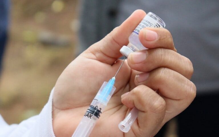 Vacunan contra la Covid-19 a ciudadanos del barrio Enrique Smith