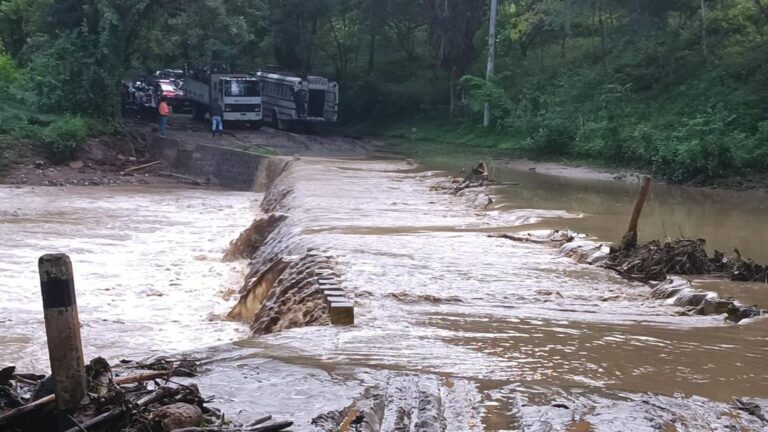 Vehículos esperan que baje el caudal del río Waly