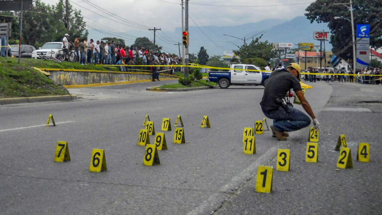 Hombres con uniformes policiales asesinan a un periodista