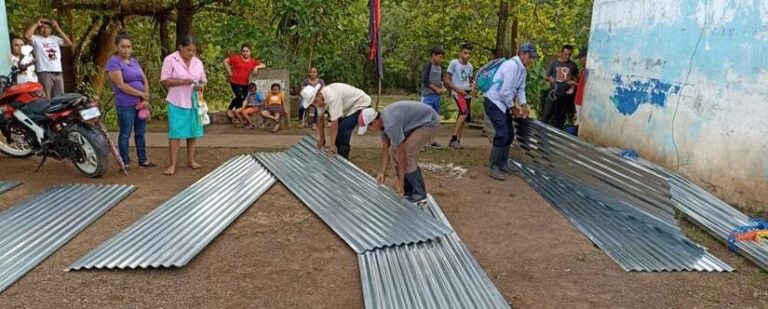 Entregan planes techos a familias de Paiwas