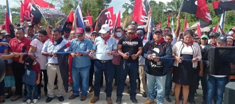 Familias inauguran  10 kilómetros de carretera de concreto hidráulico en Bonanza