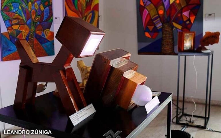 Exposición de piezas en marmolina y madera es inaugurada