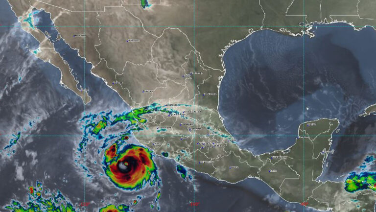 Huracán Roslyn se intensifica a categoría 3