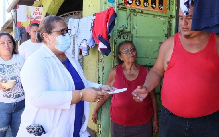 Vacunan contra el Covid-19 a familias del barrio 14 de Febrero