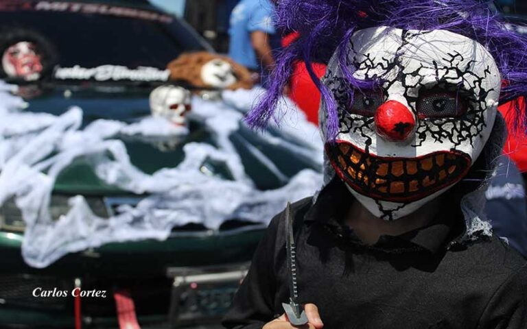Familias disfrutan de la celebración de Halloween Car Fest en el Puerto Salvador Allende