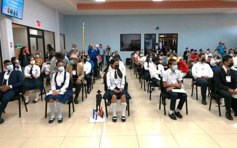 38 estudiantes rindieron honores a los héroes nacionales en un Concurso de Oratoria