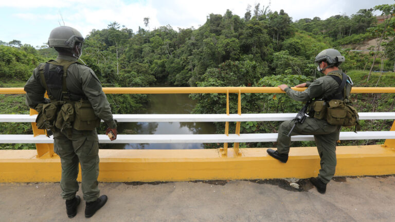 Encuentran dos cadáveres colgando en un puente en Ecuador
