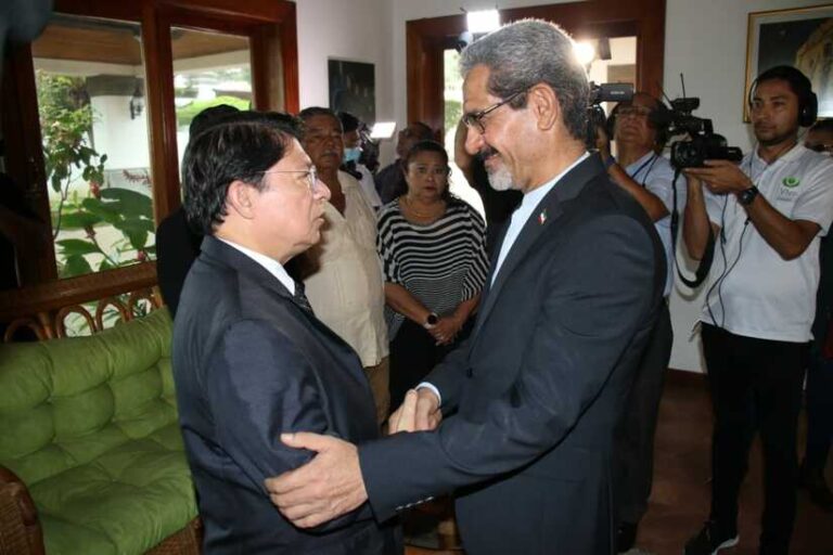Nicaragua firma libro de condolencias por atentado en Irán