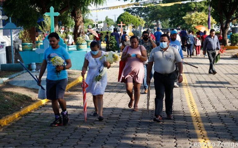 Cementerio Periférico muy concurrido en el Día de los Difuntos