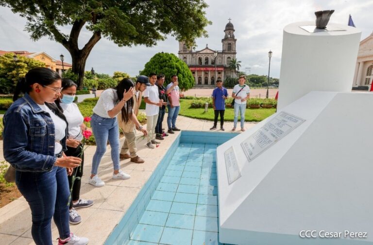 Jóvenes rinden homenaje a Carlos, Tomás y Santos López