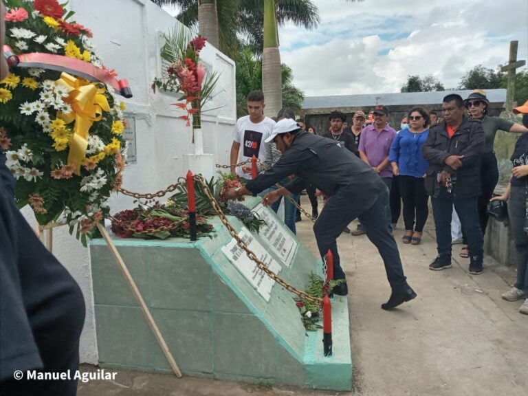 Autoridades de Carazo depositan ofrendas florales en Cementerios