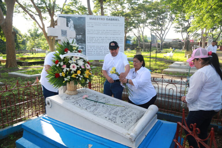 MINED rinde homenaje a sus insignes docentes