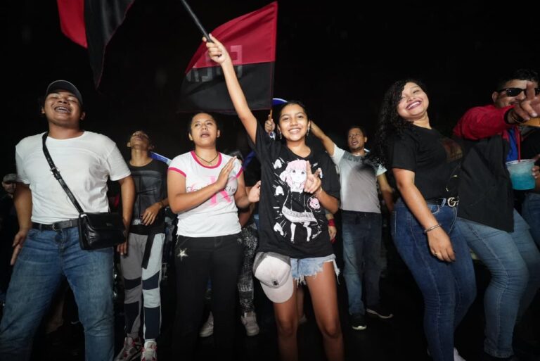 Familias celebran el triunfo popular