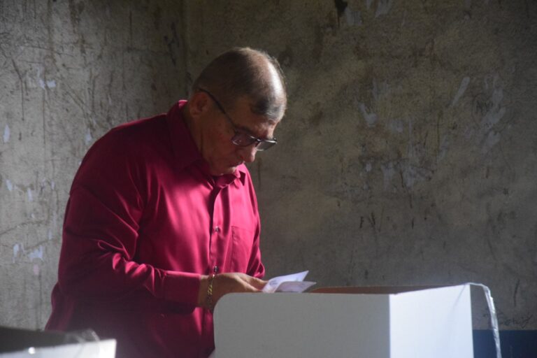 Candidatos ejercen su derecho al voto