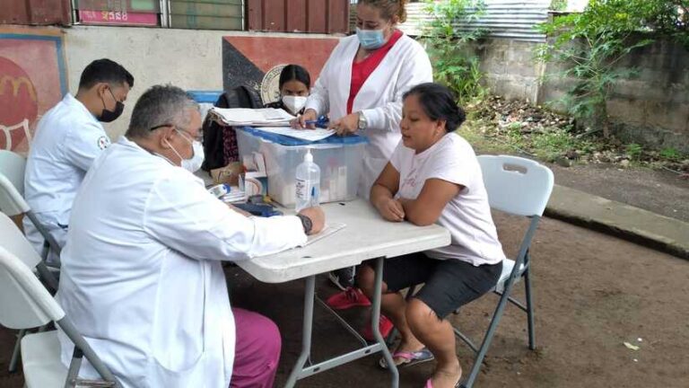 Brindan atención médica a familias del barrio Bóer