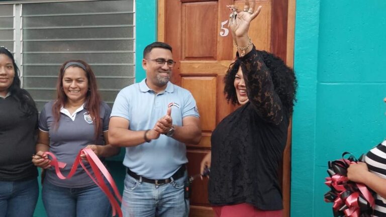 Entregan 15 viviendas a familias de Potosí