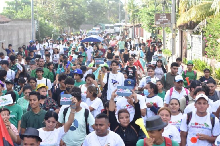 Jóvenes realizan Carnaval Ambiental en León