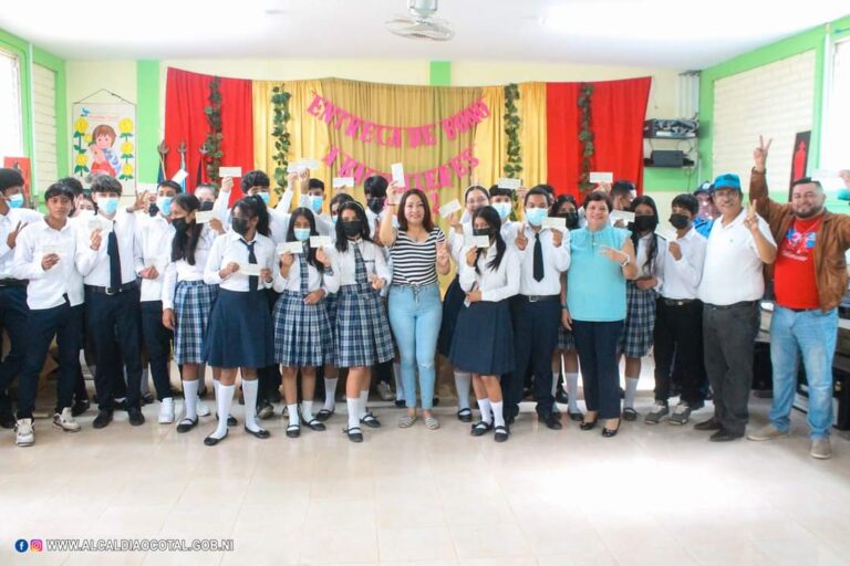 Entregan bono a bachilleres de centros escolares de Ocotal