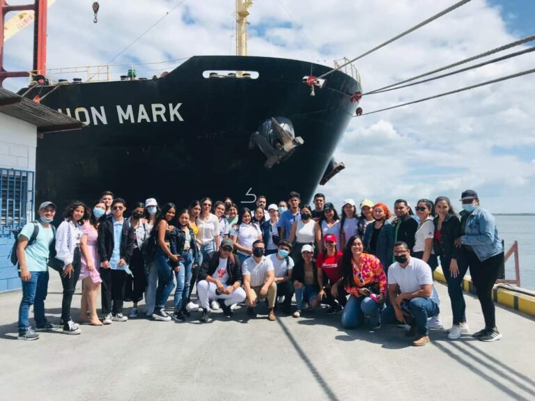 Estudiantes de Administración Aduanera y Comercio Exterior visitan Puerto Corinto