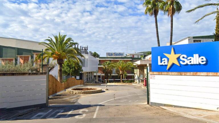 Suspenden a alumnos por colgar bandera española en el aula