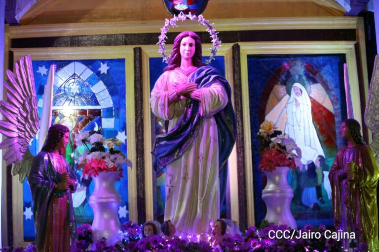 Altares de la Purísima son inaugurados en Granada