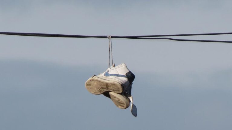 Que significa los zapatos colgados en los tendidos eléctricos